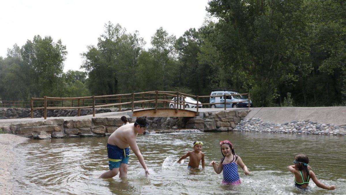 Imagen de niños bañándose en la playa fluvial de Ogern, en el Alt Urgell. 