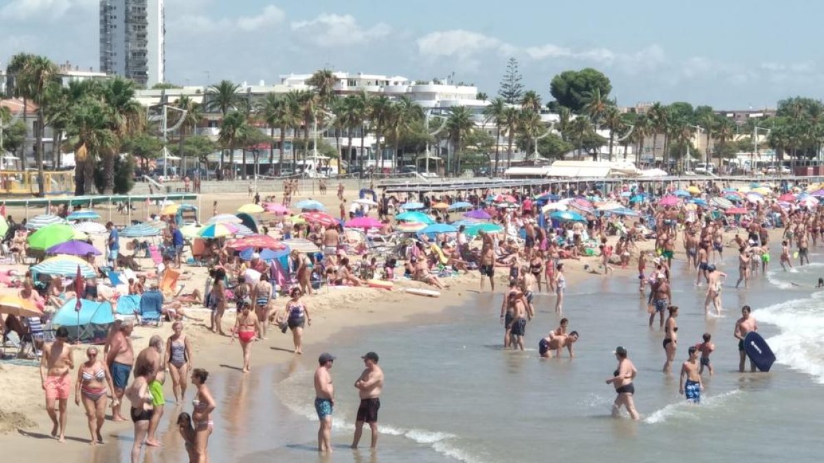 Turistas llegando a Alguaire en uno de los vuelos a las Islas Baleares.