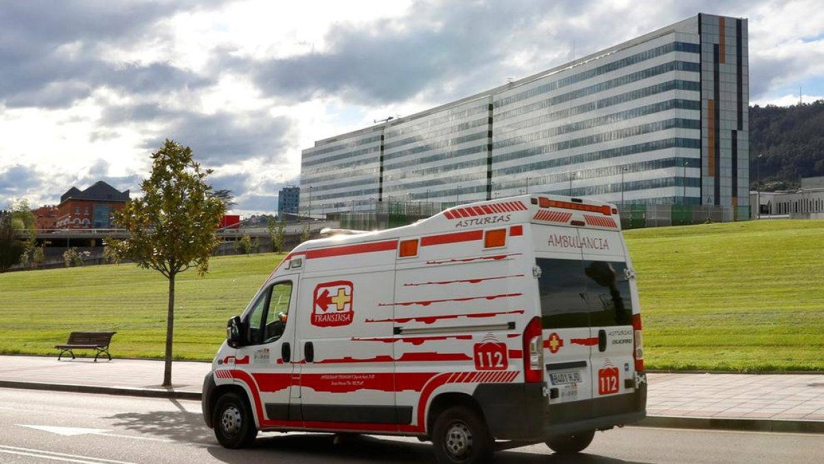 Una ambulància ahir a l’Hospital Central d’Astúries.