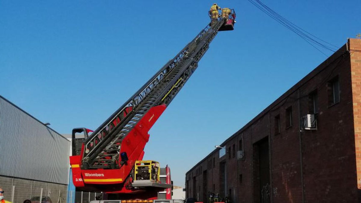 Sufoquen un incendi en una nau industrial del polígon El Segre