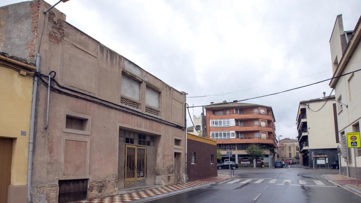 El casal parroquial está situado en la avenida de Solsona.