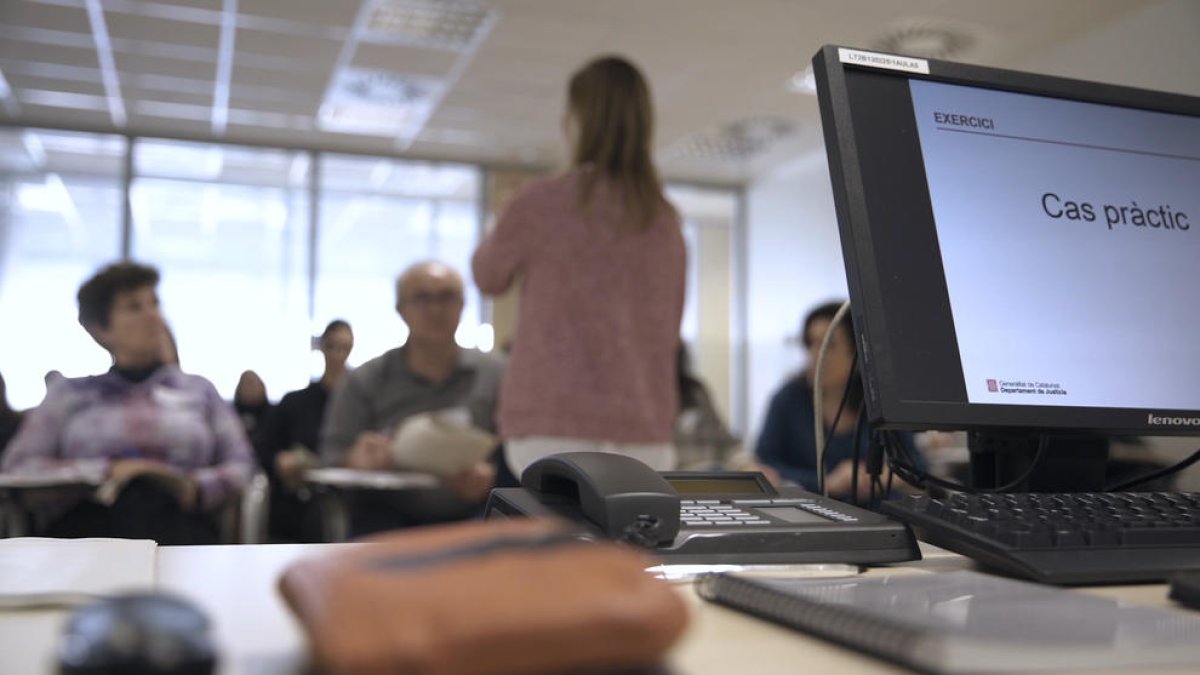 Formación a profesionales de centros de salud mental. 