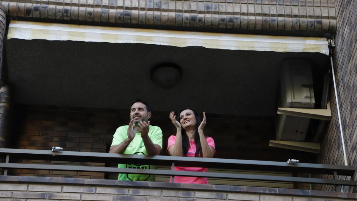 Una pareja aplaudiendo ayer desde su balcón en Cappont.