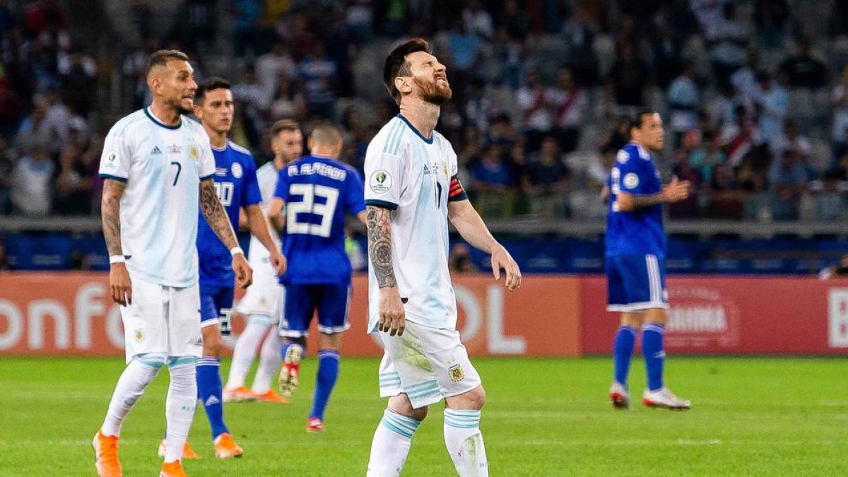 Leo Messi se desespera durante el partido de la selección argentina frente a Paraguay.