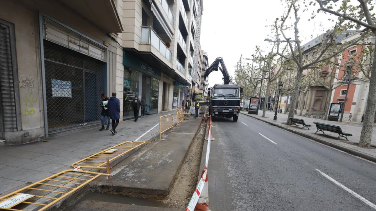 La Paeria mejora el pavimento de un tramo de Rambla Ferran que estaba deteriorado