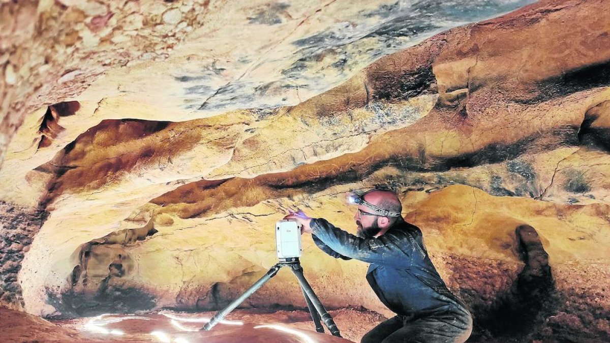 Proceso de escaneo en 3D de los grabados hallados recientemente en una área de la Cova de la Font Major de L’Espluga de Francolí.