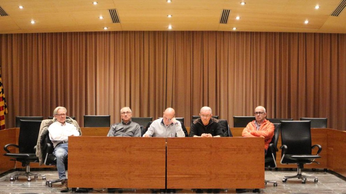 La junta directiva del Balaguer, ayer durante la celebración de la asamblea extraordinaria.
