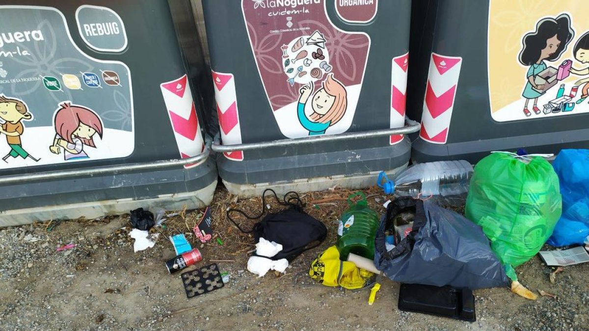 Contenidors a Bellcaire amb escombraries a l’exterior.