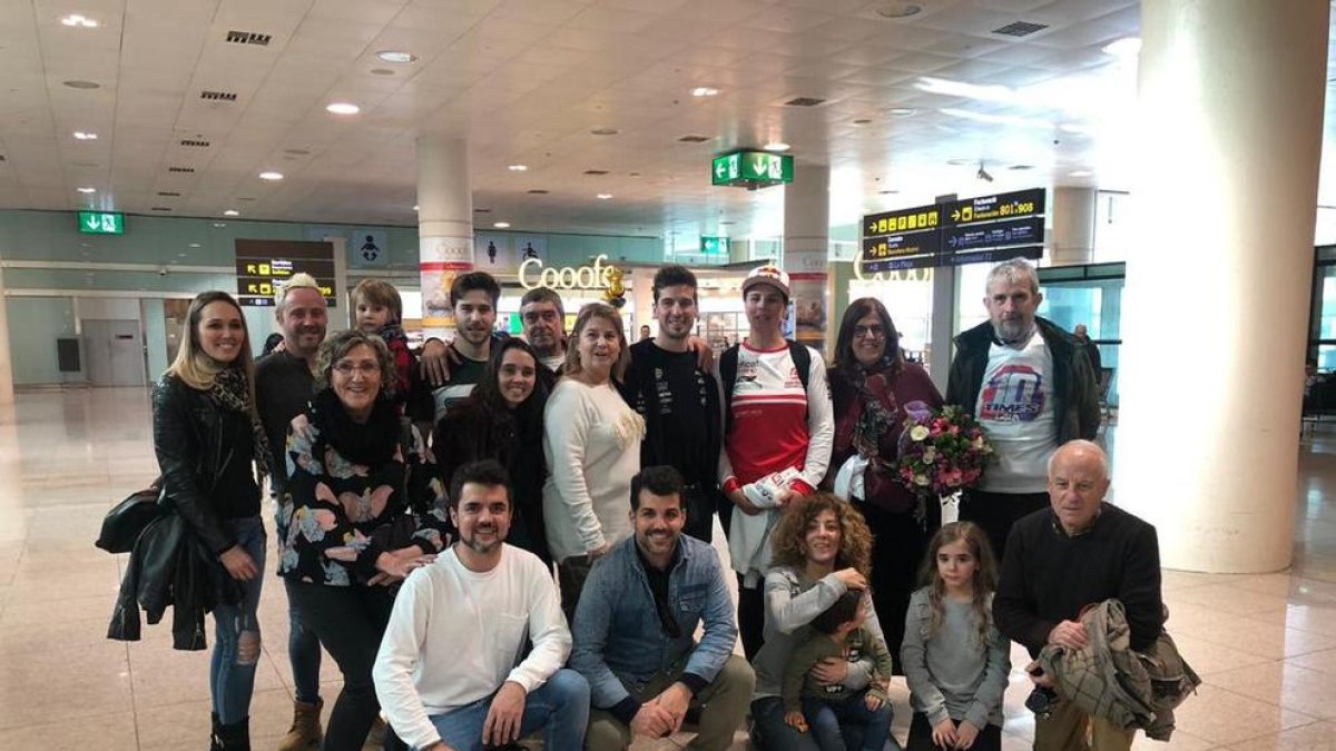 Jaume Betriu, amb la seua parella, Laia Sanz, va ser rebut a l’aeroport per familiars i amics.
