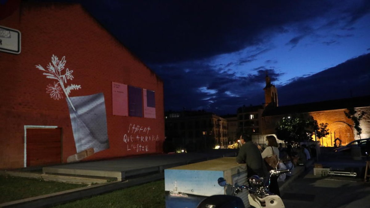 Proyección anoche en una de las fachadas del Centre d’Art Contemporani la Panera de Lleida del ‘mapping’ titulado ‘Acomiadem-nos’.