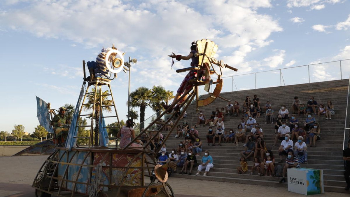 La companyia lleidatana El Sidral va protagonitzar ahir a la plaça de la Llotja ‘Els mentiders’.