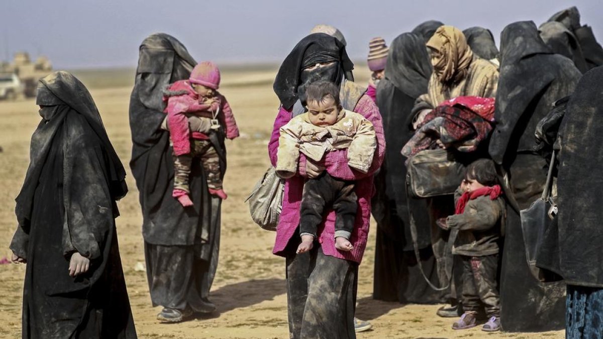Mujeres y niños huyen del último reducto de Estado Islámico en Siria.