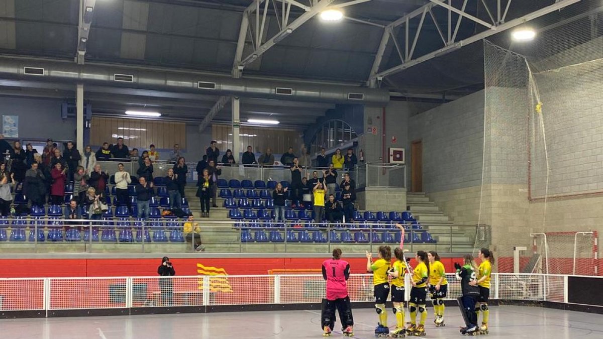Les jugadores del Vila-sana aplaudeixen els aficionats que les van acompanyar ahir a Manlleu.