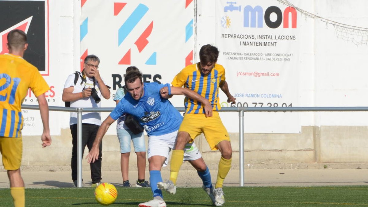 Un jugador del Alcarràs pelea un balón con otro del Sant Just, en una imagen de archivo del partido de la primera vuelta.