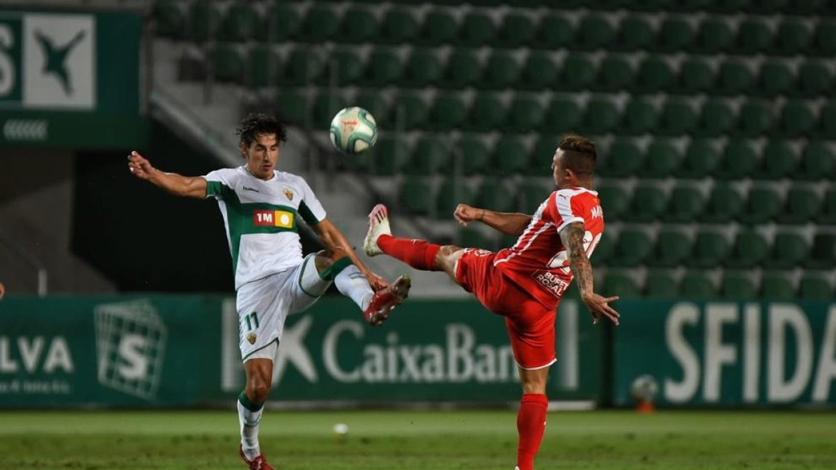 El lleidatà Pere Milla, jugador de l’Elx, disputa una pilota amb el gironí Maffeo.