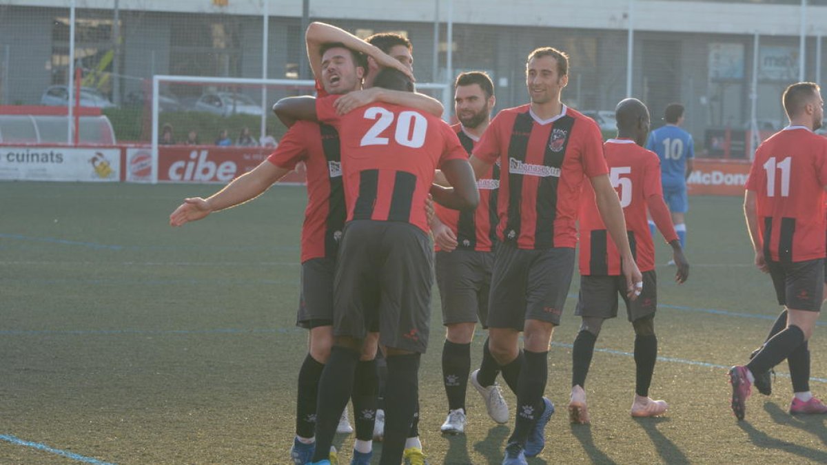 L’EFAC celebra un dels gols que li van donar ahir el triomf al Ramon Farrús davant del Vista Alegre.