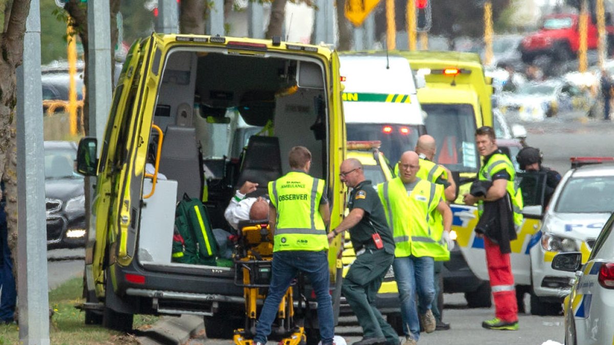 Els serveis mèdics atenen les desenes de ferits al doble atemptat terrorista.