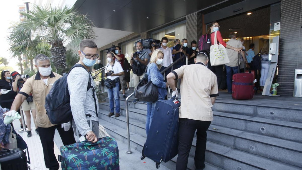 Los primeros turistas alemanes a su llegada ayer a un hotel de Palma de Mallorca.