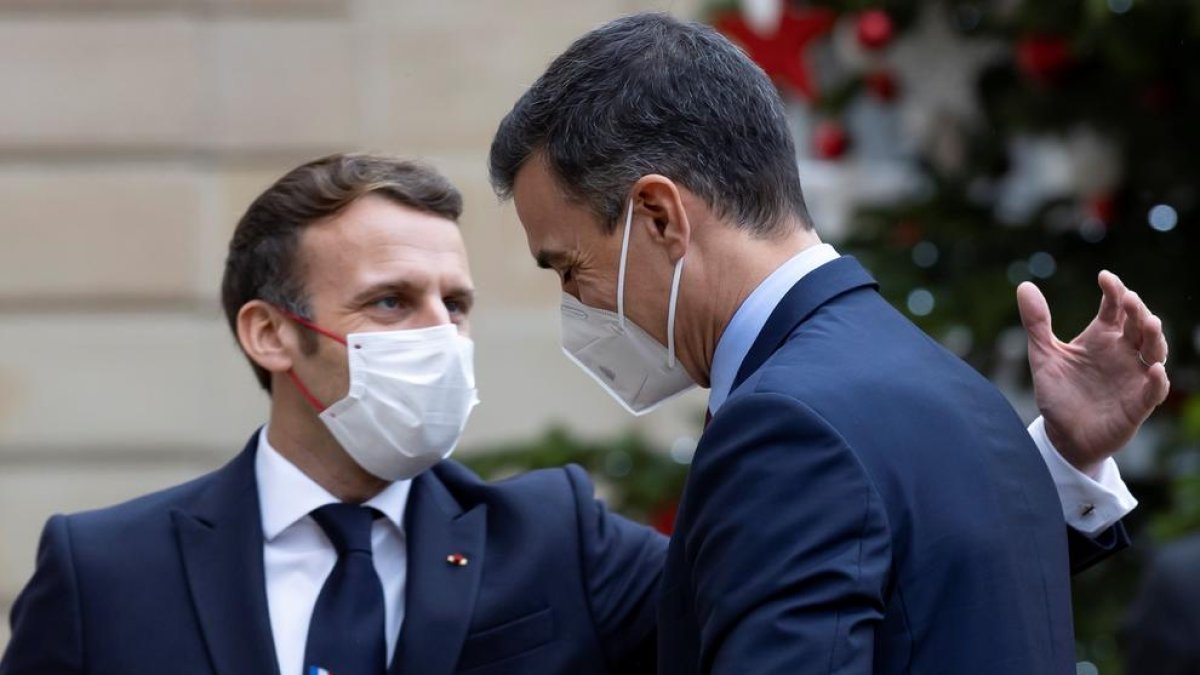Macron saludant Sánchez, dilluns, a l’arribada del president espanyol al Palau de l’Elisi, a París.
