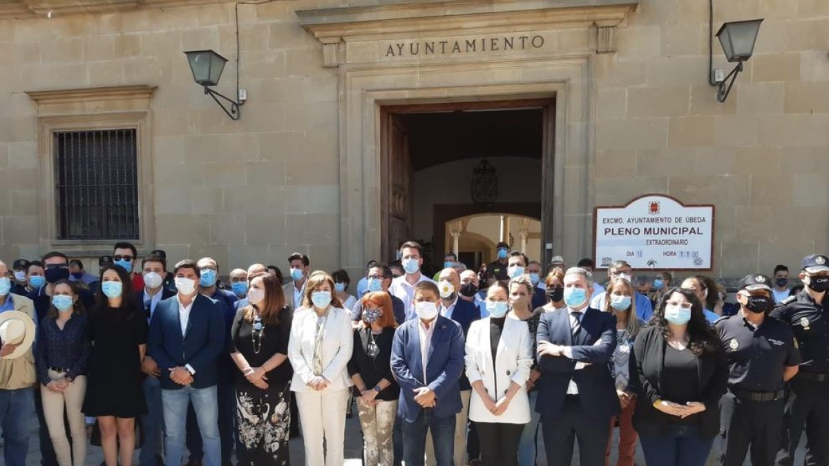 Concentración en el ayuntamiento de Úbeda por el triple crimen.