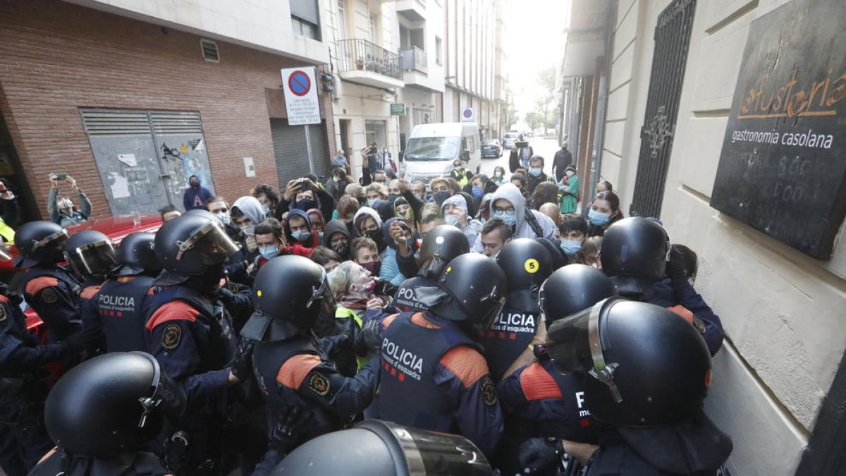 Actuació policial en un desallotjament al carrer Alcalde Fuster.