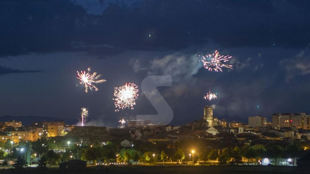 Tàrrega va acomiadar ahir a la nit una edició de la festa major amb activitats majoritàriament a través de les xarxes socials però amb un castell de focs artificials en viu.