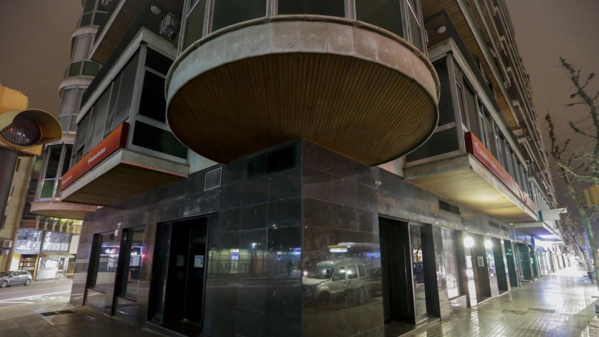 Una de las oficinas de Caixabank en Lleida, cerrada por la creación de una nueva ‘store’ en la capital.