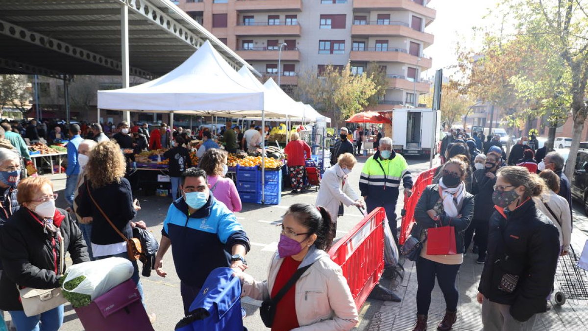 El control de acceso al mercadillo del Barris Nord en Pardinyes provocó largas colas.