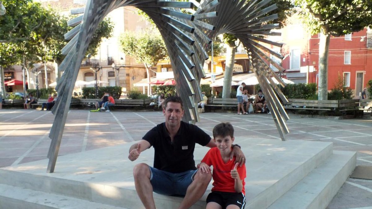 Joan Capdevila, divendres passat a Tàrrega, acompanyat del seu fill Gerard, també futbolista.