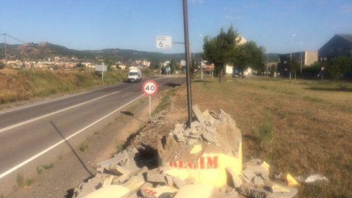 Destrossen unDestrossen un tòtem de ciment dels CDR al Solsonès tòtem de ciment dels CDR al Solsonès