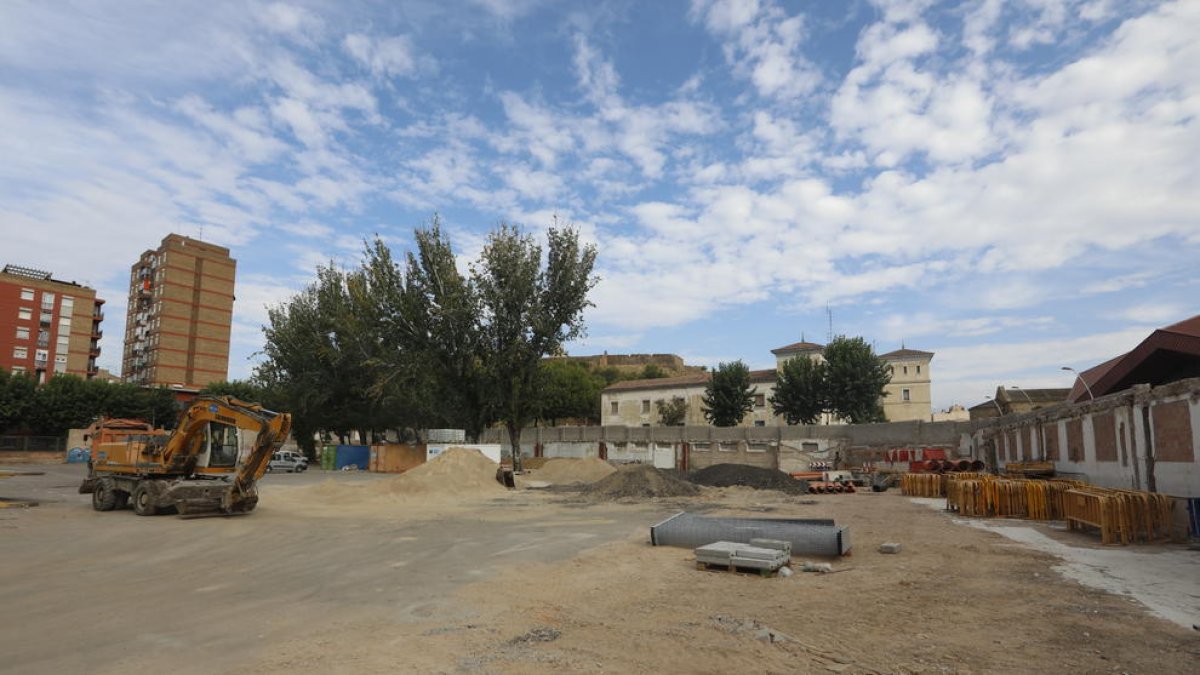 El solar de Magisterio acoge actualmente los materiales y maquinaria de las obras de la calle Sant Martí.