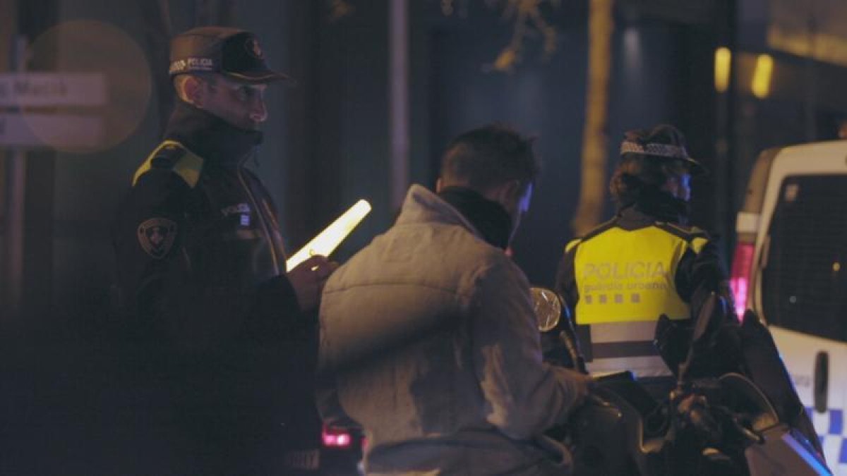 Un control rutinario nocturno, en una zona de locales de fiesta de Barcelona.