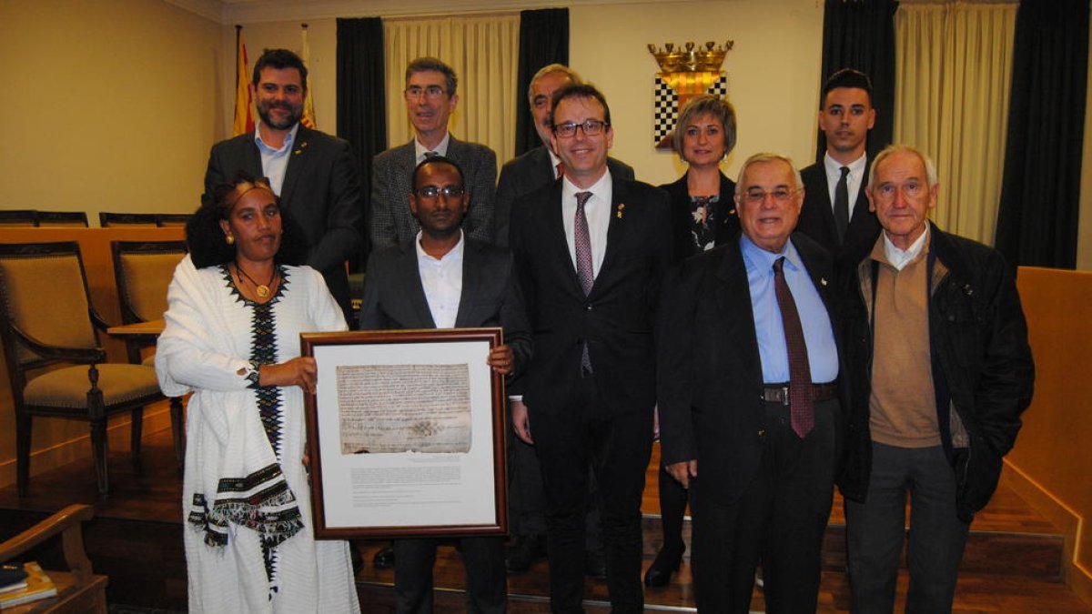 Acosta, segon per la dreta, al costat de l’alcalde, i altres membres del consistori i del jurat del premi.