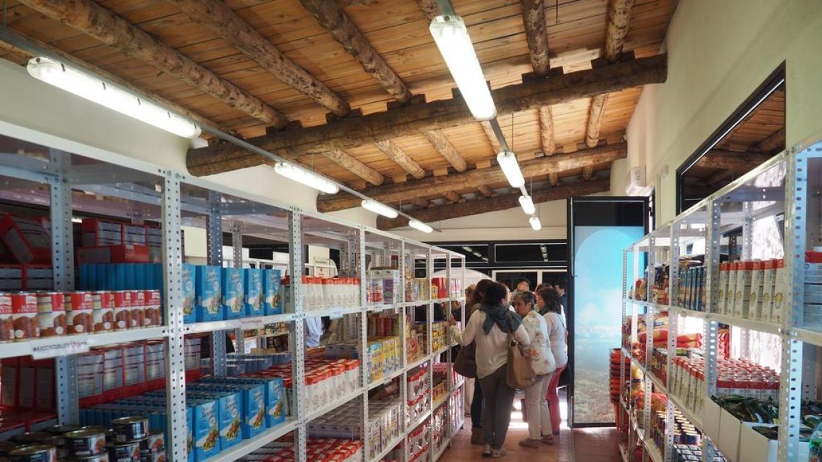 Interior del centre de repartiment del Banc d’Aliments a la Seu.