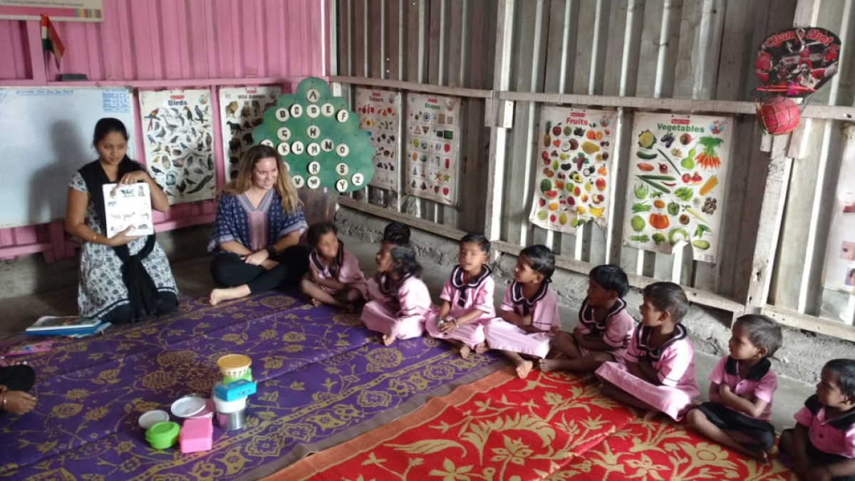 Elena Aguilar, durant una visita a un col·legi infantil de la ciutat índia de Bombai.