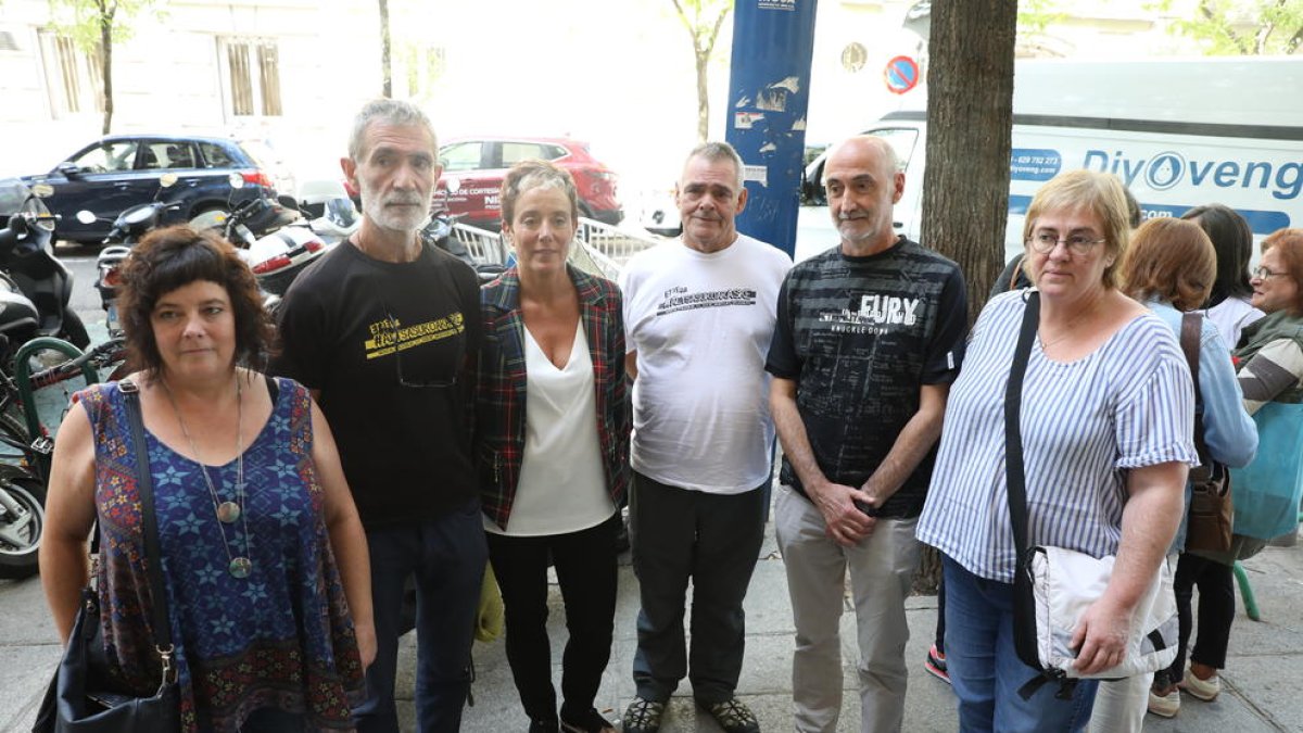 Familiares de los jóvenes de Alsasua condenados, ayer en Madrid.