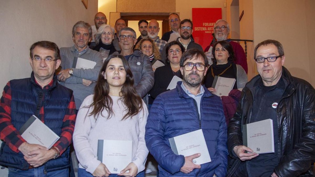 Libro de la fábrica J. Trepat de Tàrrega con la mirada de 23 fotógrafos 