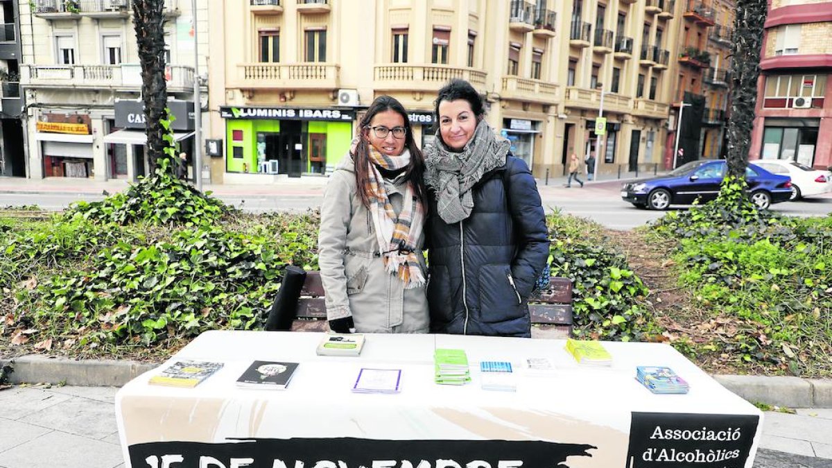 ARLLE va instal·lar una taula informativa ahir a la plaça Cervantes.