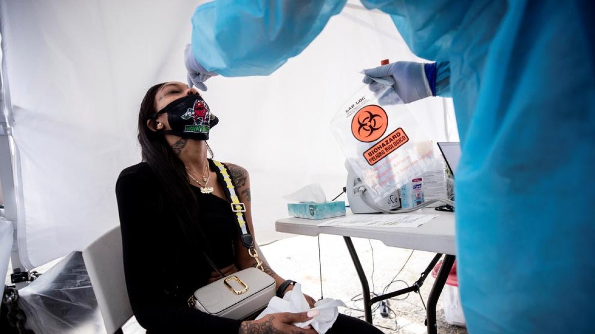 Un sanitario realiza una prueba PCR a una mujer en Los Ángeles.