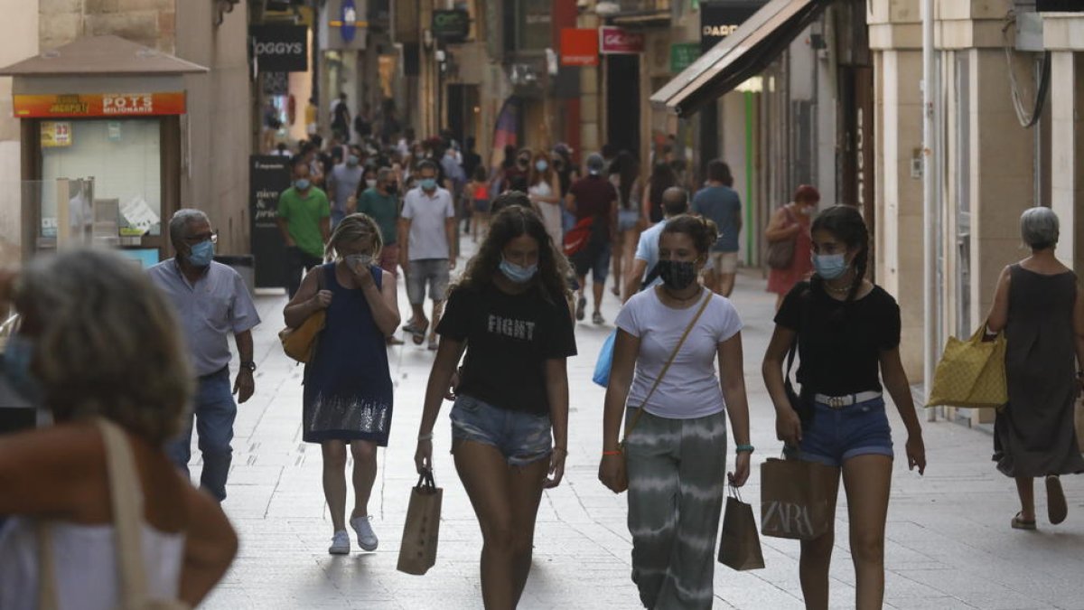 La gran majoria dels ciutadans compleix l’obligació de portar mascareta.