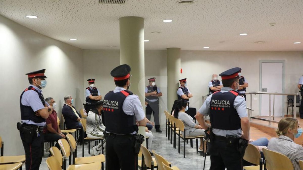 Els acusats, custodiats pels Mossos, en el primer judici que ha acollit l'Audiència de Lleida des de la declaració de l'estat d'alarma.
