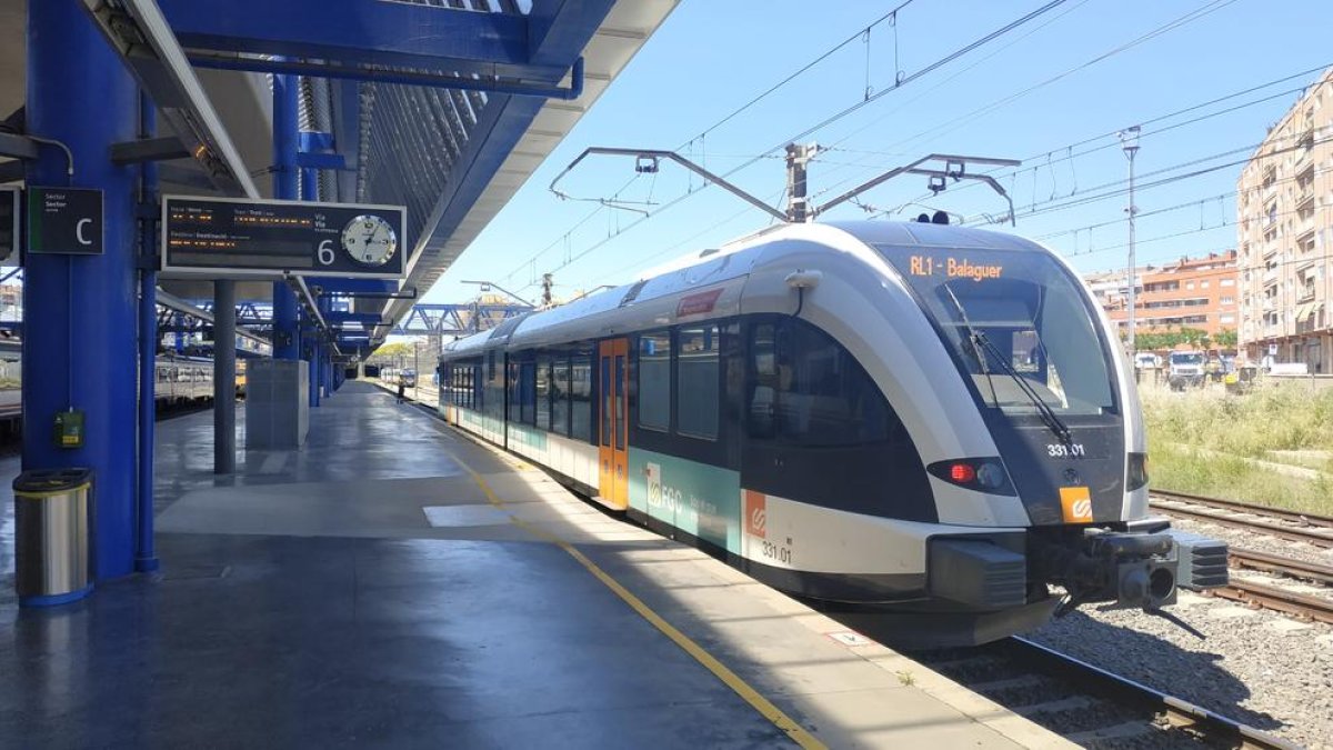El tren de la línia de la Pobla a l'estació de Lleida.
