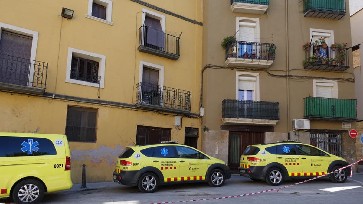 Cotxes del SEM ahir als voltants del local Lapallavacara de Balaguer, on es van fer els tests.