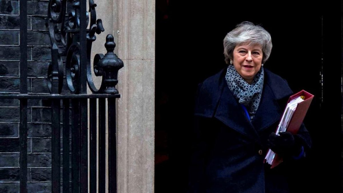 La primera ministra britànica, Theresa May, al sortir de la seua residència oficial a Londres, ahir.