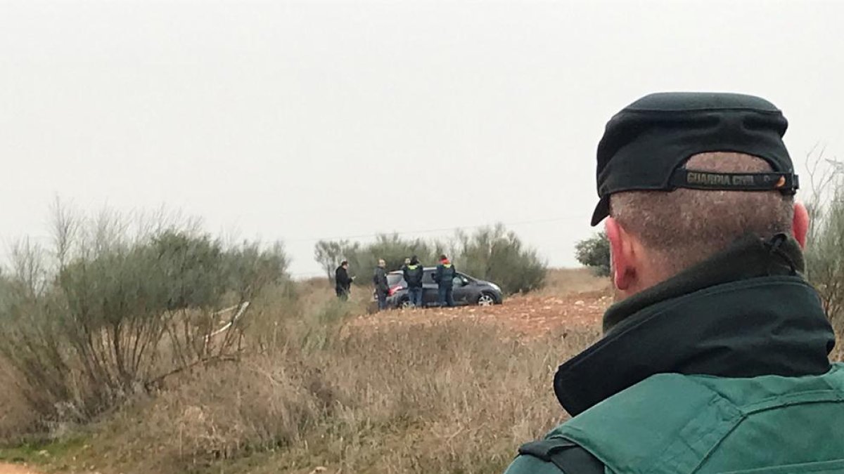 Imatge del desplegament policial on va aparèixer el cadàver, ahir.