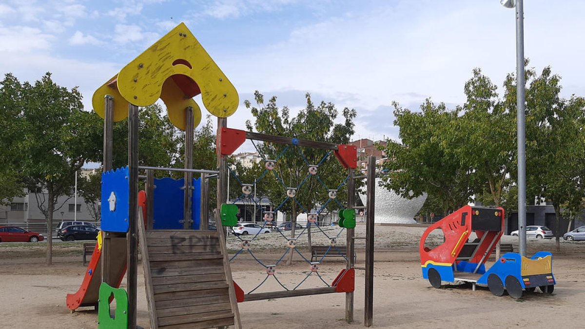 El Ayuntamiento de Tàrrega saca a licitación la mejora de los parques de juegos infantiles