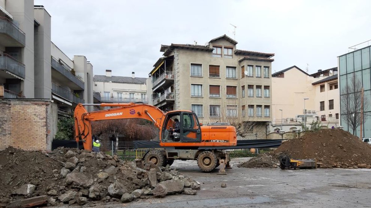 Imagen de ayer de los primeros movimientos de tierra para construir el nuevo CAP de La Seu d’Urgell. 