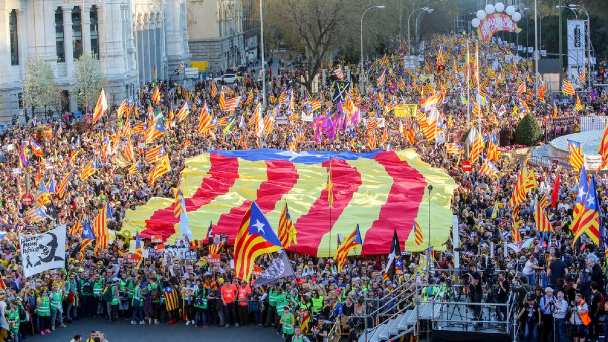 Milers de persones van recórrer ahir Madrid per reivindicar el dret a l’autodeterminació de Catalunya.