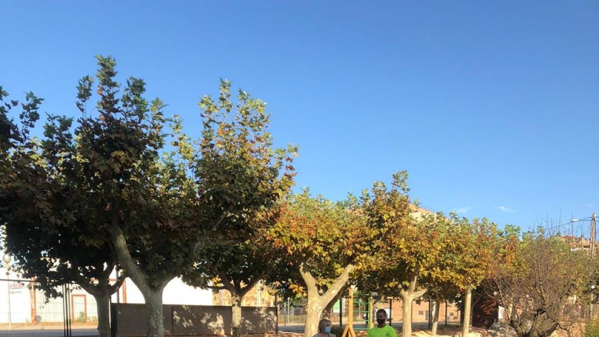 La alcaldesa de Almenar, Teresa Malla, visitando el espacio.