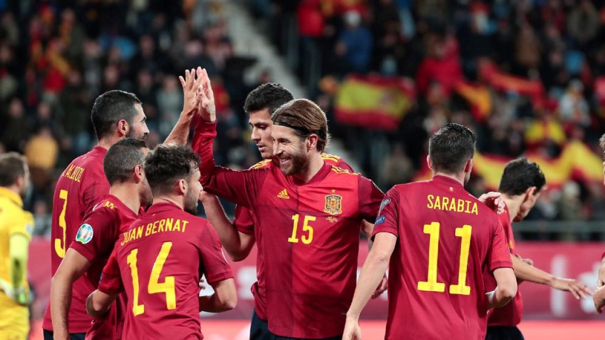 Els jugadors espanyols es feliciten després d’anotar un dels set gols que van endossar a Malta.